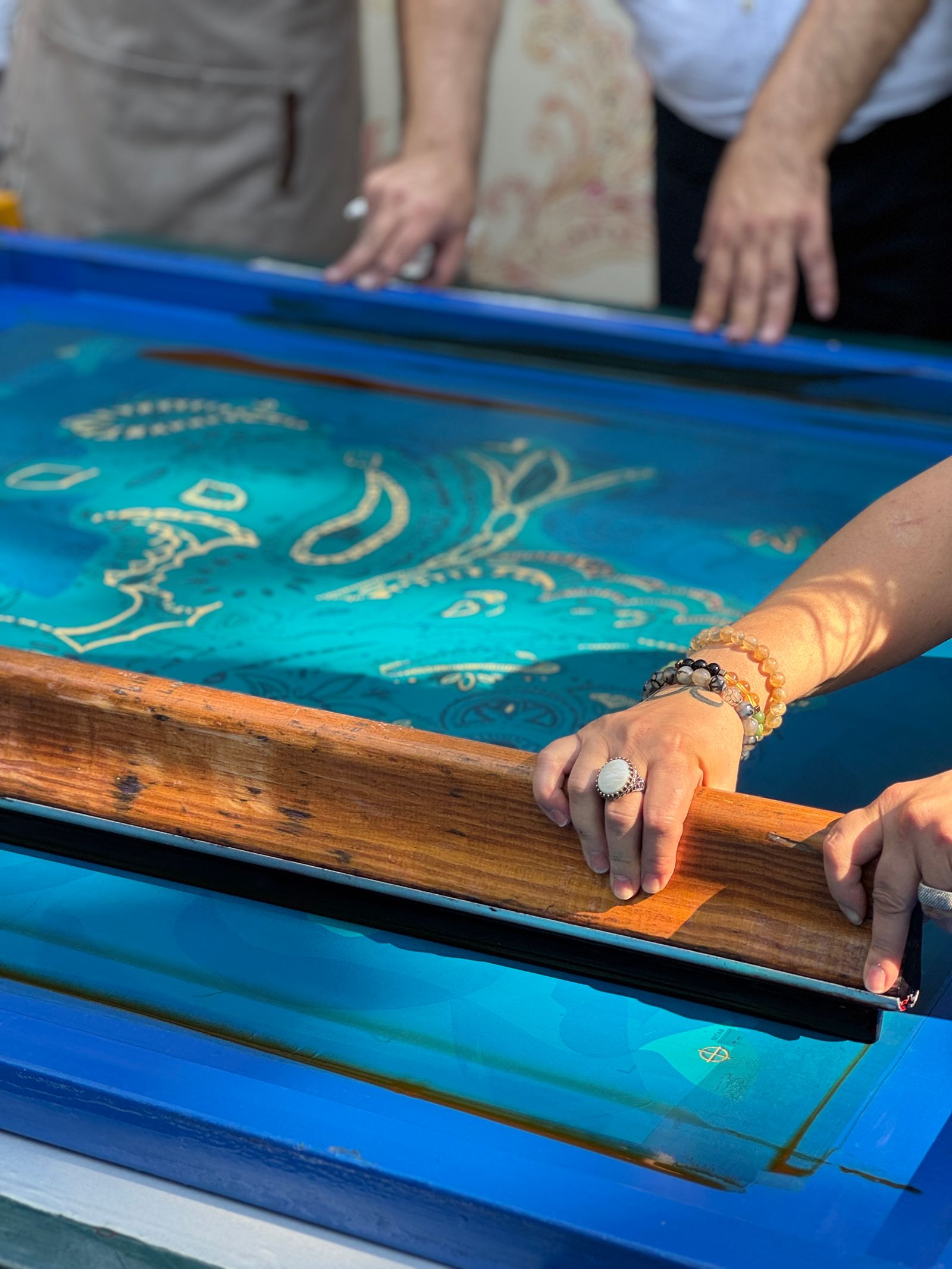 Atelier de marquage textile en action