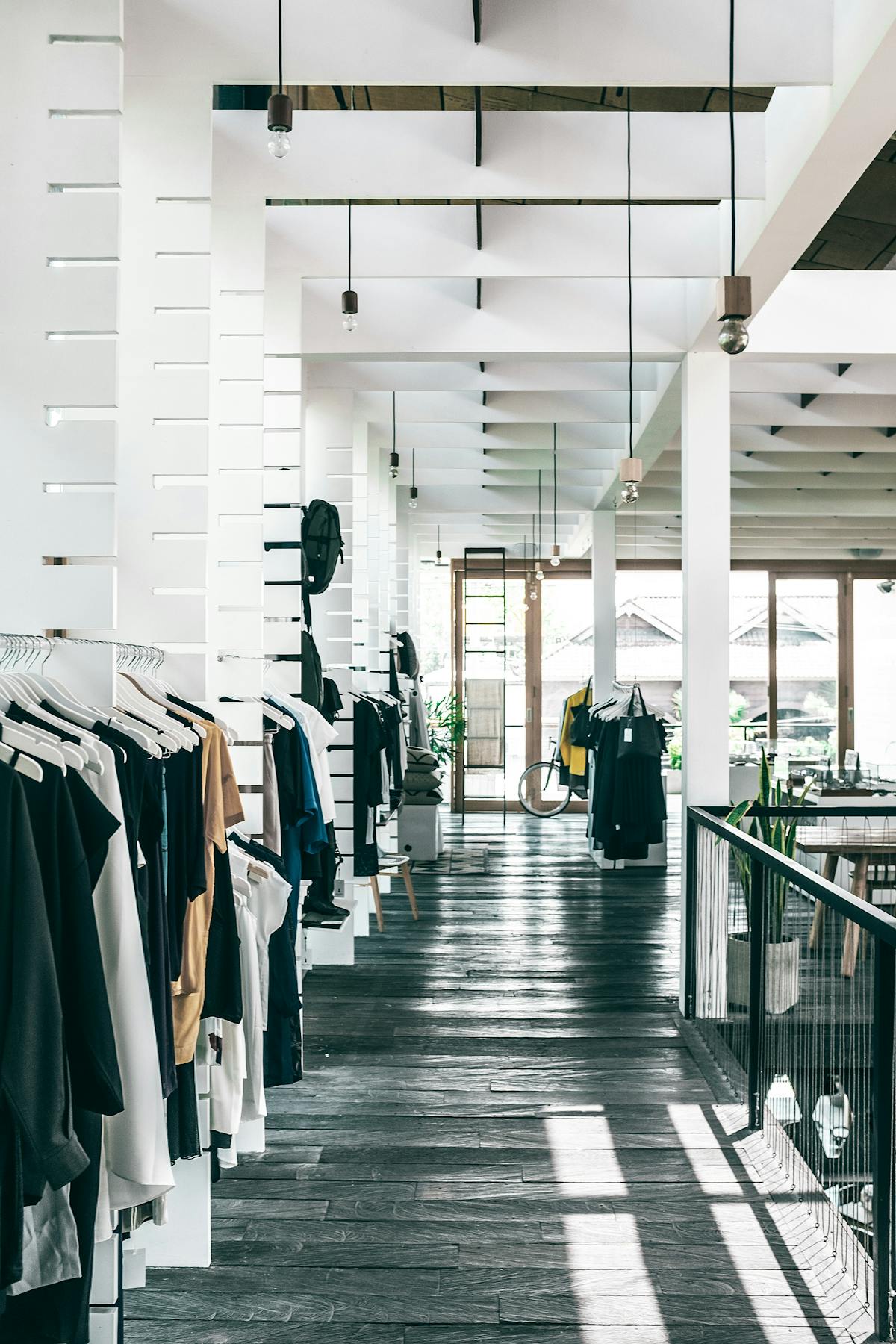 Espace showroom : collection de vêtements présentée sur portants